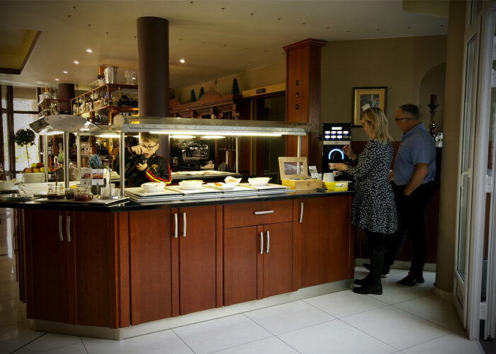 Xavin Hotel Wellness Harkány, büféasztal a télikert felől fotózva