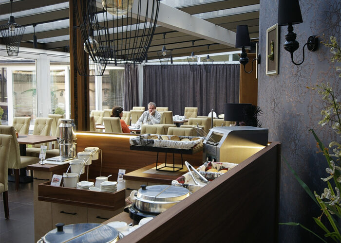 Xavin Hotel Wellness Harkány, büféasztal a télikertben 