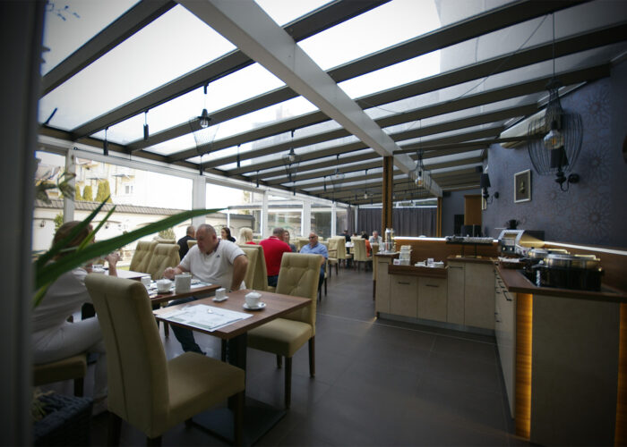 Xavin Hotel Wellness Harkány, Télikert reggeli közben, nagylátoszögű kép