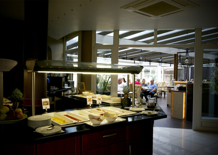 Xavin Hotel Wellness Harkány, büféasztal reggeli közben, nagylátoszögű kép