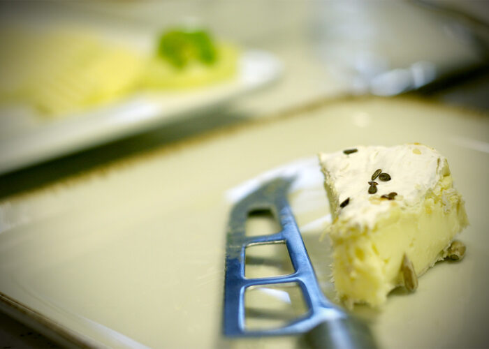 Camembert sajt hozzá tartozó vágóeszközzel a harkányi Xavin Hotelben