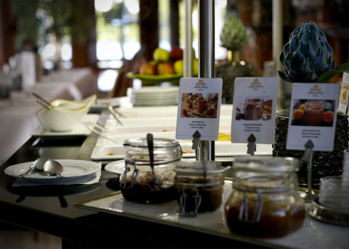 Lekvárok, mézek a büféasztolon reggeli közben, Xavin Hotel Harkány Wellness