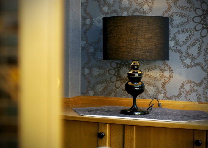 Lilás színű dekoros tapéta, hozzáillő asztali díszekkel, Xavin Hotel Harkány télikertjében