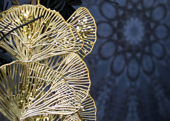 Arany dekor lila tapétával a harkányi Xavin Hotel télikertjében