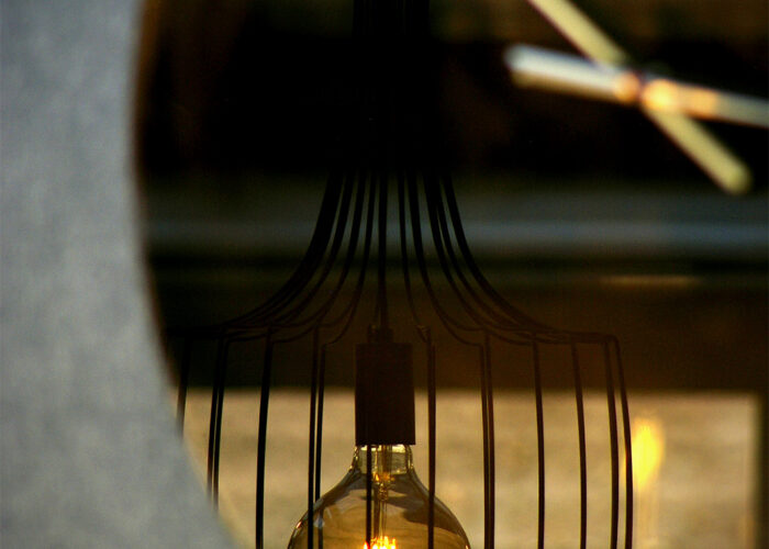 Xavin Hotel Harkány télikert, falon a Karlsson exkluzív faliórával, mely visszatükrözi a vintage LED izzó fényét