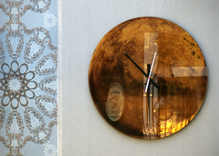 Karlsson falióra, harmóniában a tapéta mintázattal