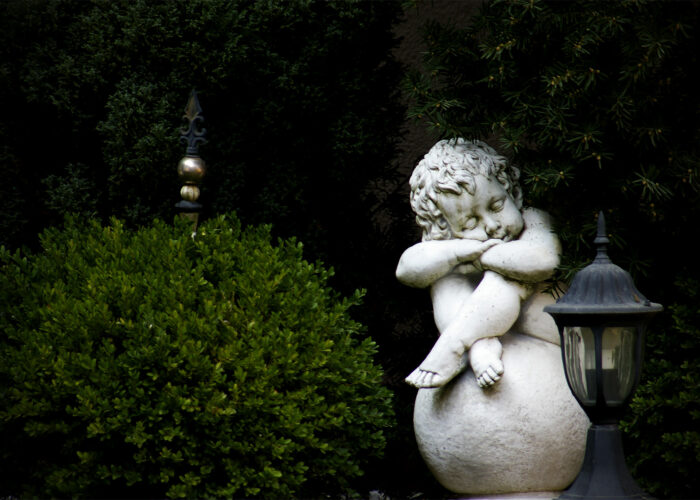 Harkány, Xavin Hotel, télikert udvarán ücsörgő angyallal