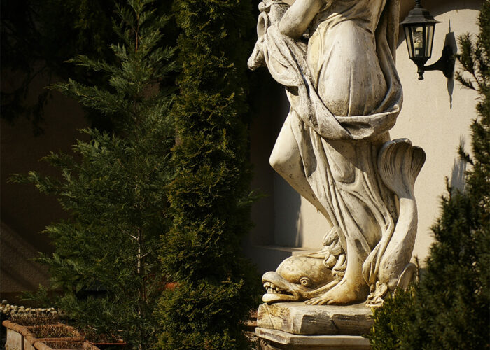 Harkány, Xavin Hotel, télikert udvarán álló szobor, hal és víz témájú