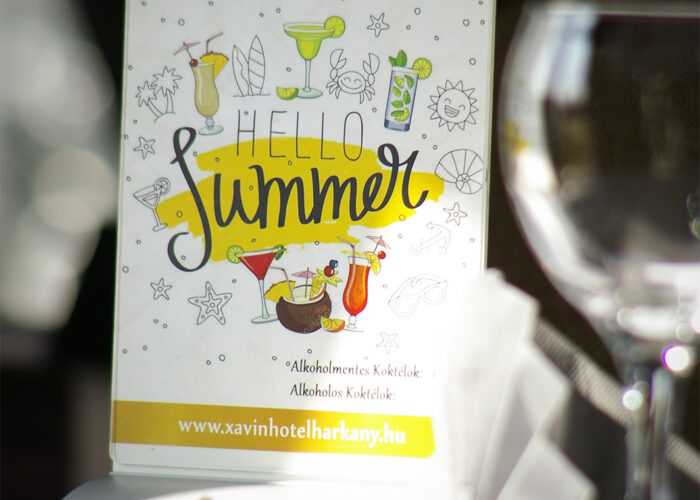 Xavin Hotel Harkány, nyári koktéllap a megterített asztalon