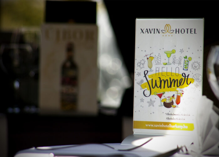 Xavin Hotel Harkány, nyári koktél ajánlat a megterített asztalon