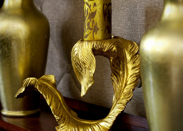 Xavin Hotel Harkány, recepció, arany színű dekoráció a polcon