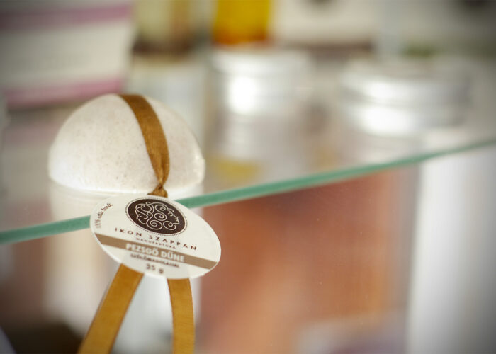 Xavin Hotel Harkány, recepció, kozmetikai vitrin IKON termékekkel