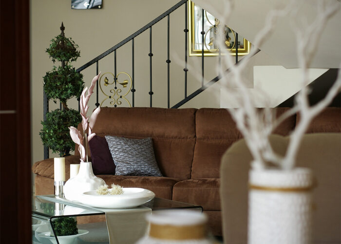 Xavin Hotel Harkány bejárata, képen a Xavin logót ábrázoló táblával és egy asztali fehér 