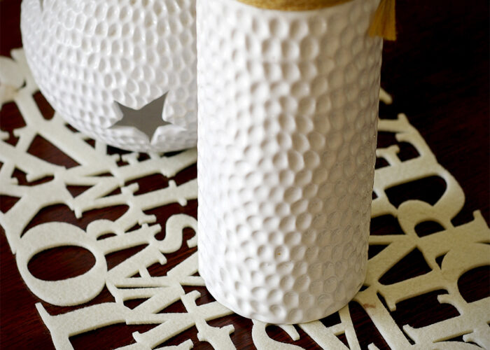 Xavin Hotel Harkány, asztali vázák és fehér alátét szöveggel a lounge-ban