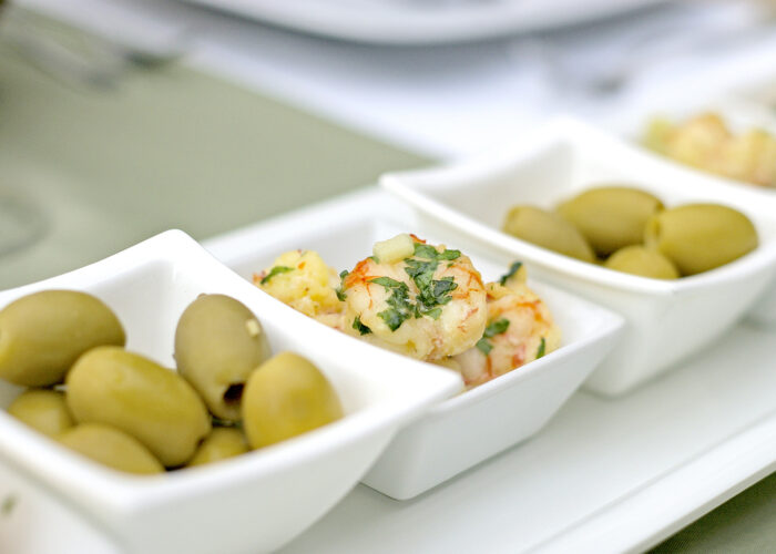 Zöld olivabogyó, fokhagymás garnéla a terítéken - Xavin Hotel Harkány télikert