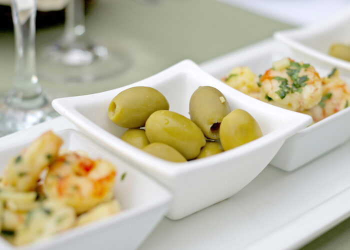 Zöld olivabogyó, fokhagymás garnéla a terítéken - Xavin Hotel Harkány télikert