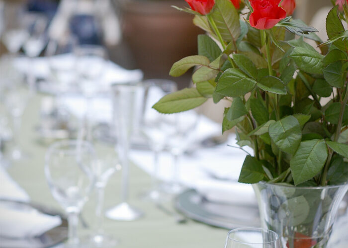 Xavin Hotel Harkány - télikert, asztalon rózsákkal