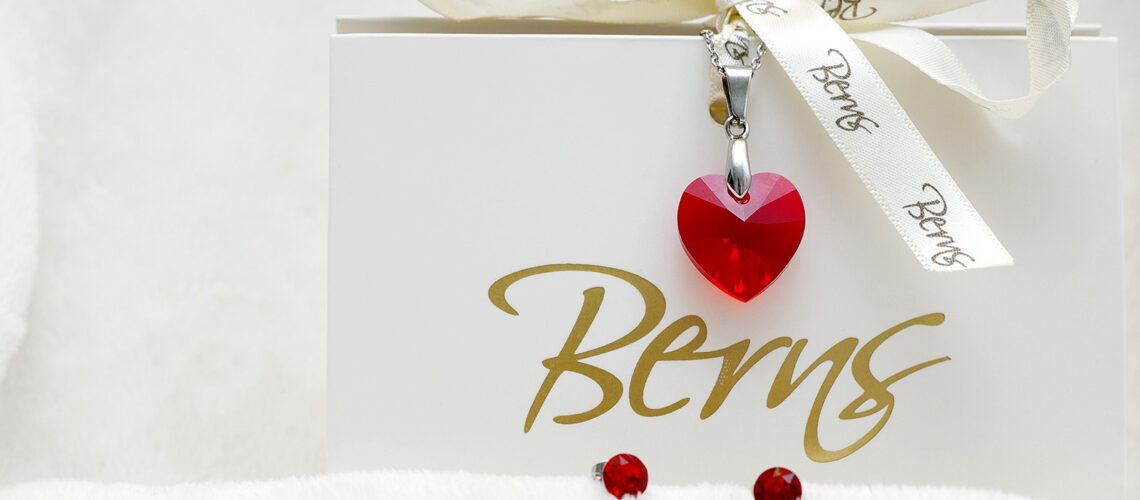 Berns - Swarovski kristállyal készült piros szív alakú nyaklánc és fülbevaló, romantikus csomagajánlat, Xavin Hotel Harkány