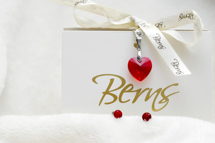 Berns - Swarovski kristállyal készült piros szív alakú nyaklánc és fülbevaló, romantikus csomagajánlat, Xavin Hotel Harkány