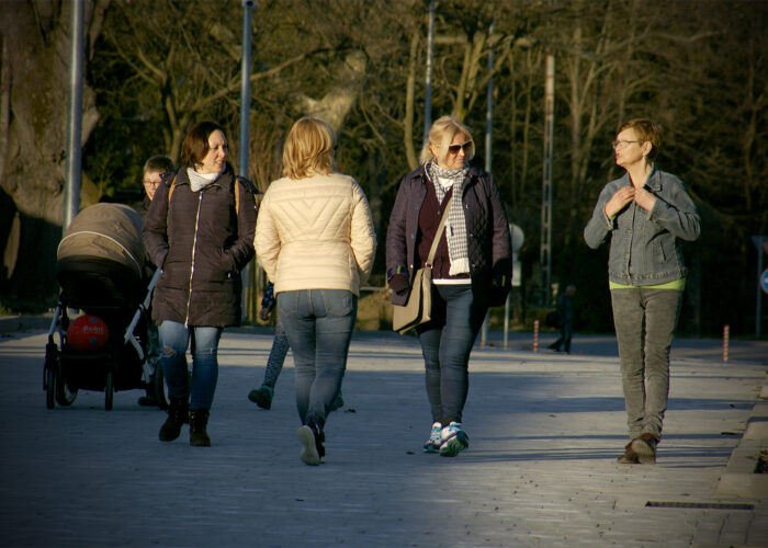 Megújult Zsigmondy sétány Harkányban, sétáló emberekkel