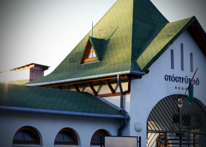 A Harkányi Gyógyfürdő bejárata a Zsigmondy sétány felől.