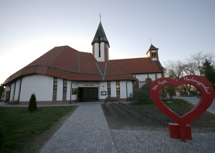 Jézus Szíve római katolikus templom Harkány