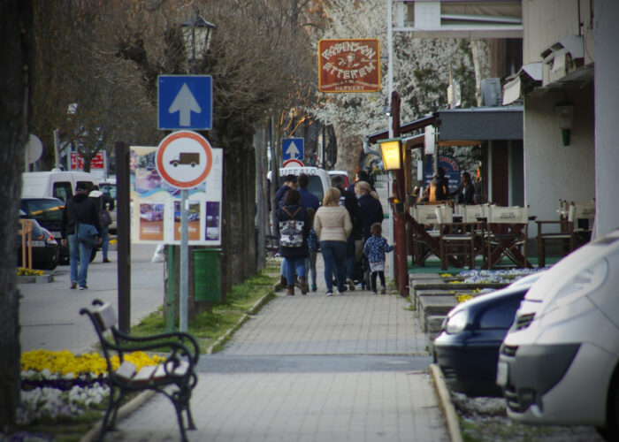 A harkányi Kossuth utca látképe, éttermekkel, járda kialakítással