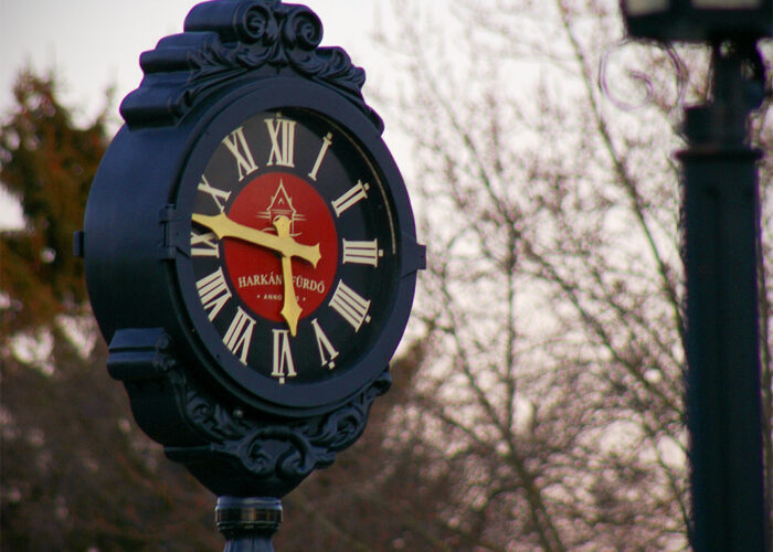 A harkányi zenélő óra a Kossuth Lajos és Bartók Béla u. sarkán található parkban