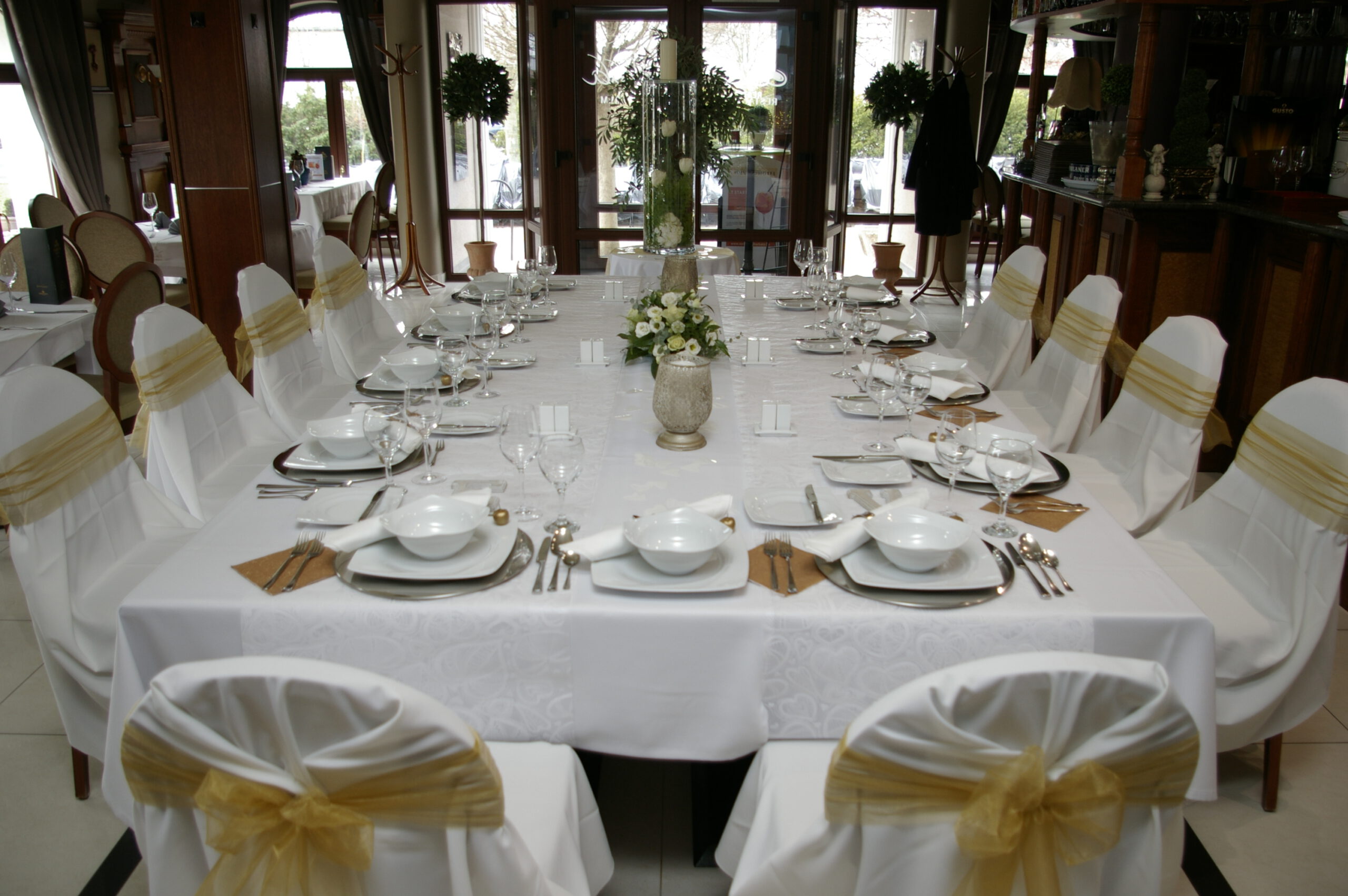 Esküvőre terített asztal a hrkányi Xavin Hotelben