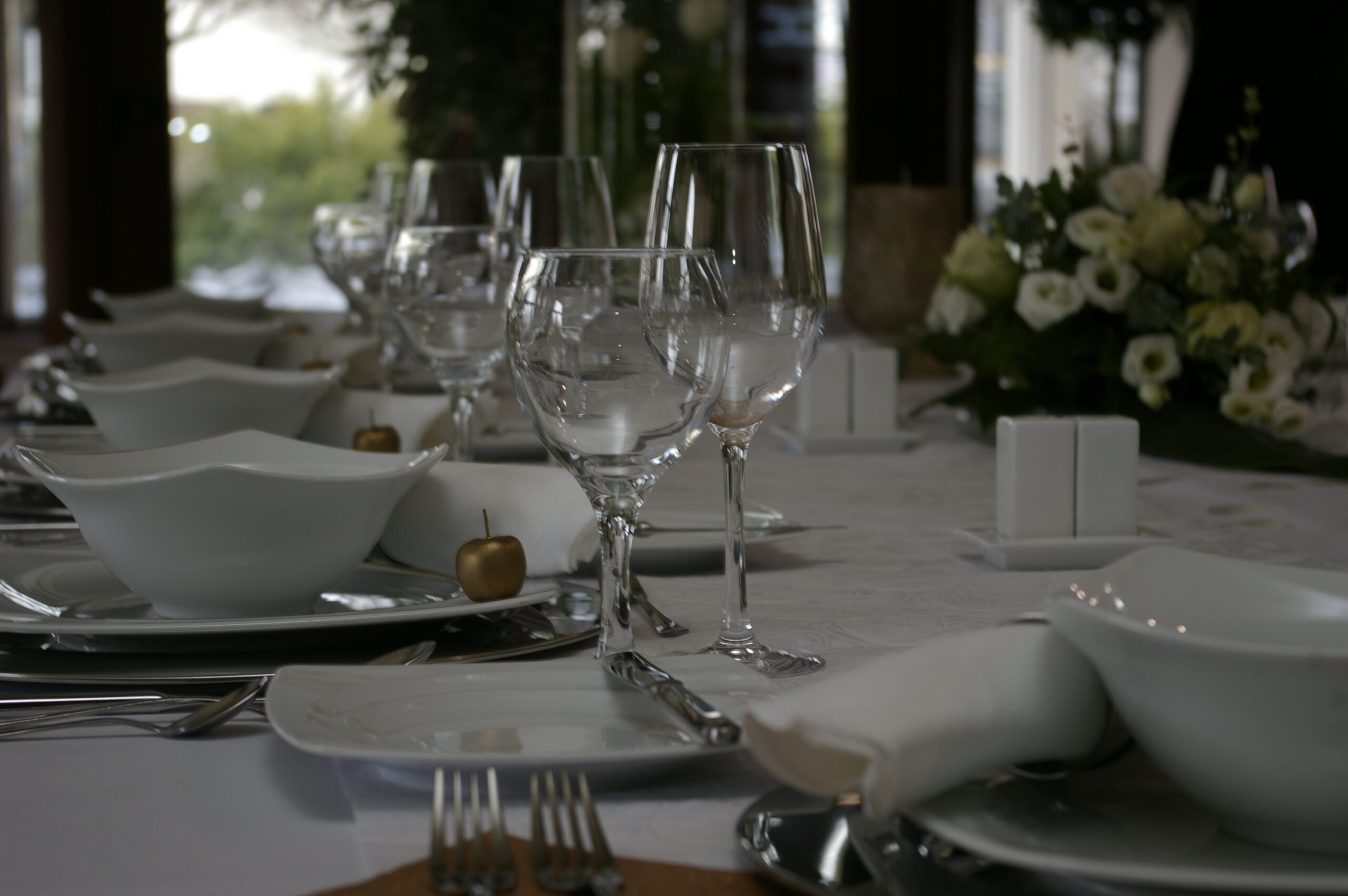 Esküvőre terített asztal a hrkányi Xavin Hotelben