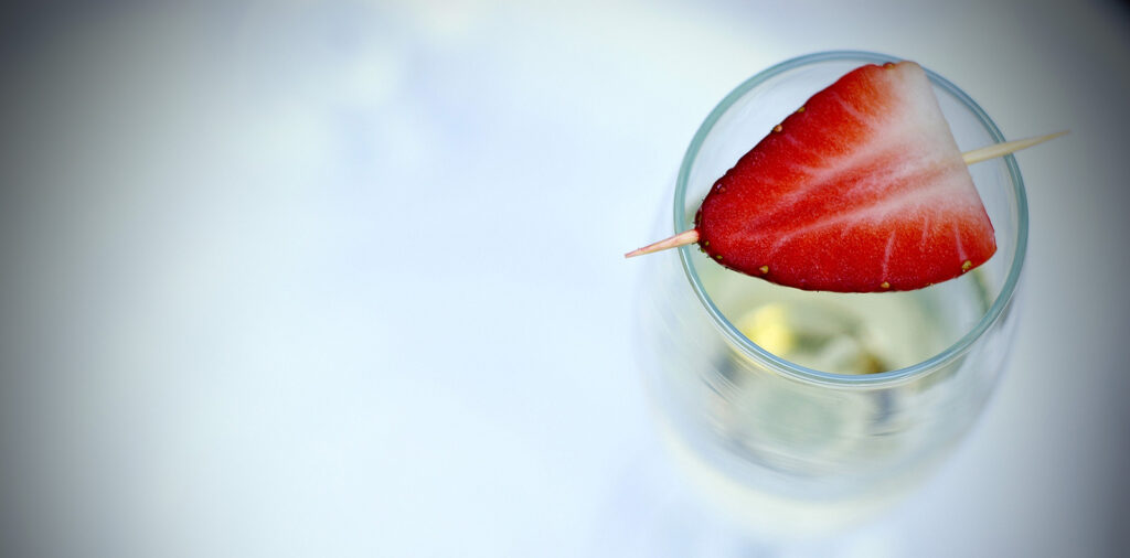 Xavin Hotel húsvéti csomagajánlat kiemelt képe, pezsgőspoháron elhelyezett eper dekoráció