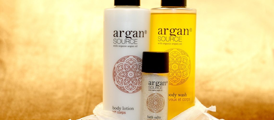 Argan Source kozmetikai csomag, ajándékcsomag, mely tartalmaz 1 db testápolót, 1 db tusfürdőt, valamint 1 db fürdősót