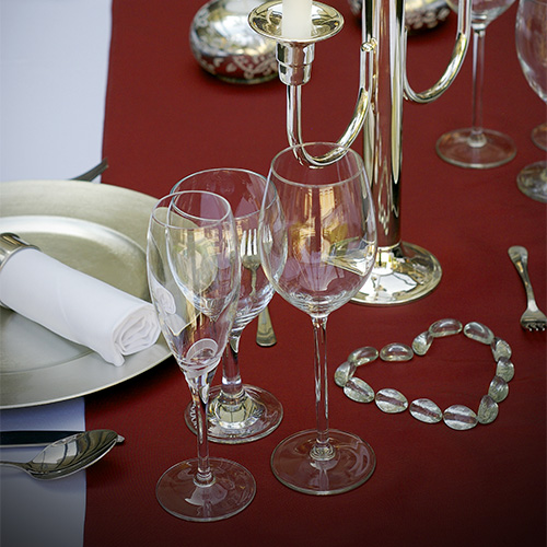 Valentin-napi csomagajánlat a Xavinban, megterített asztalon szív alakzatban kirakott dekoráció