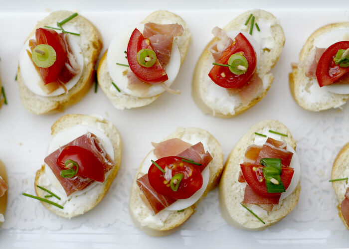 Xavin Snack and Champagne Party - sonkás - paradicsomos falatkák felülnézetből