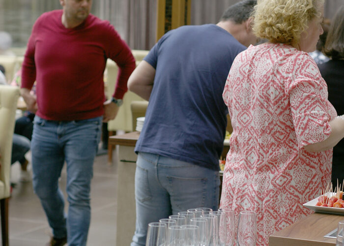 Xavin Snack and Champagne Party - a vendégek jól érzik magukat a lavanda télikertben