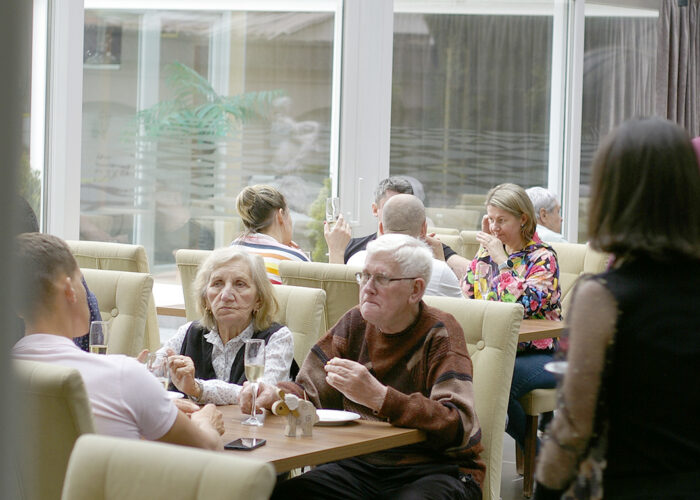 Xavin Snack and Champagne Party - a vendégek jól érzik magukat a lavanda télikertben