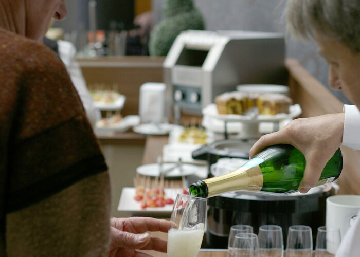 Xavin Snack and Champagne Party - pezsgő kitöltése