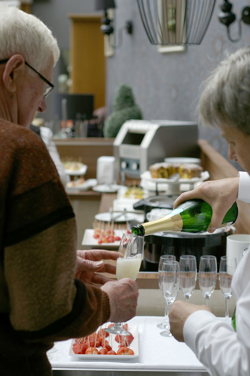 Xavin Snack and Champagne Party - pezsgő kitöltése