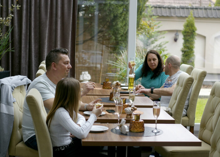 Xavin Snack and Champagne Party - a vendégek jól érzik magukat a lavanda télikertben