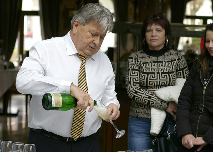 Xavin Snack and Champagne Party - pezsgő kitöltése