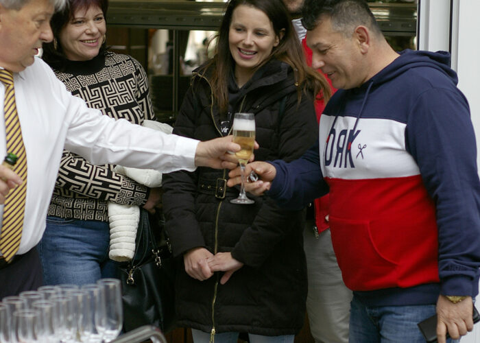 Xavin Snack and Champagne Party - pezsgő kitöltése