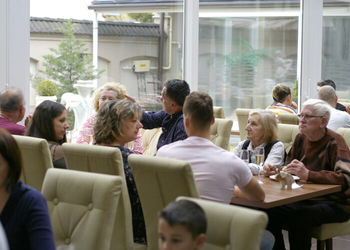 Xavin Snack and Champagne Party - a vendégek jól érzik magukat a lavanda télikertben