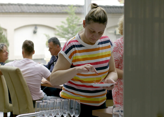 Xavin Snack and Champagne Party - a vendégek jól érzik magukat a télikertben