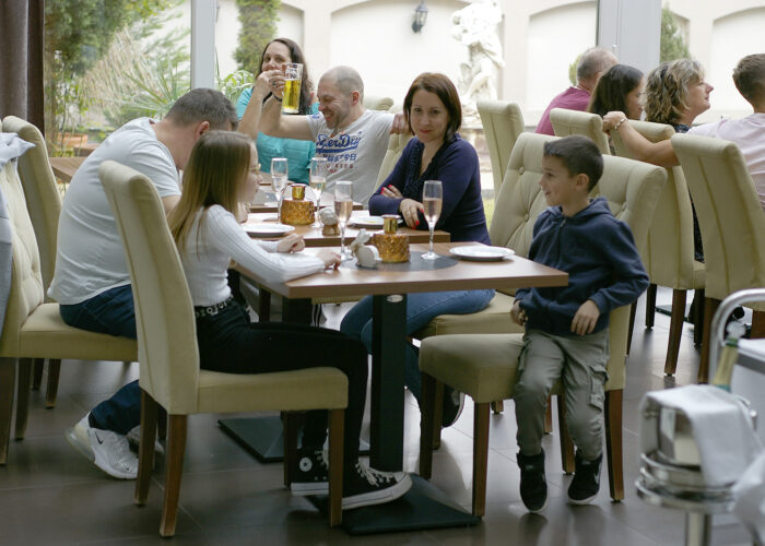 Xavin Snack and Champagne Party - a vendégek jól érzik magukat a télikertben