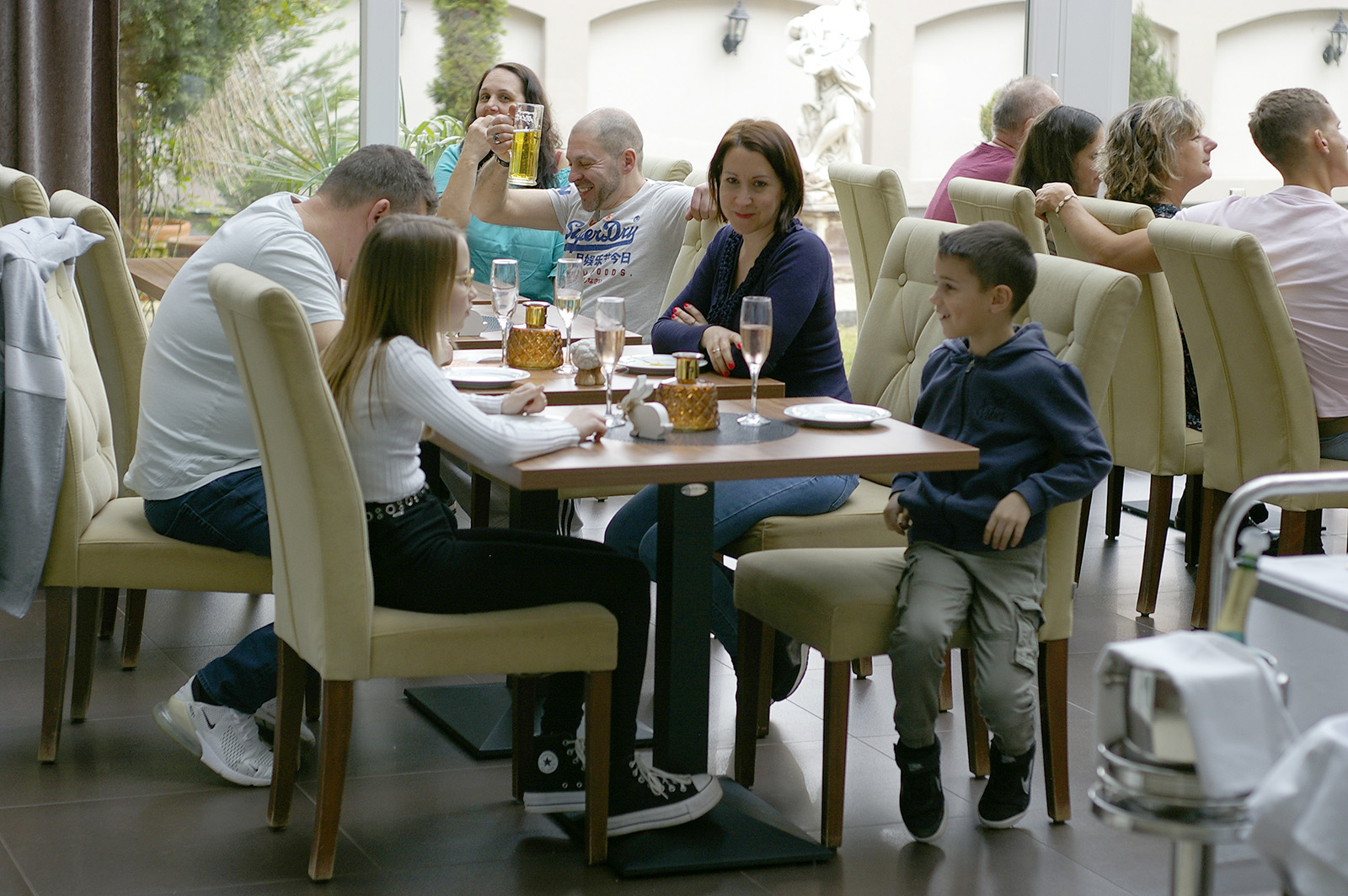 Xavin Snack and Champagne Party - a vendégek jól érzik magukat a télikertben