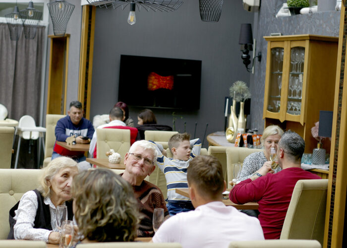 Xavin Snack and Champagne Party - a vendégek jól érzik magukat a télikertben