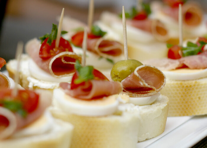 Xavin Snack and Champagne Party - sonkás falatkák olivával és paradicsommal
