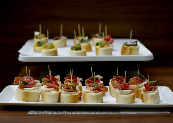 Xavin Snack & Champagne  Party - sonkás falatkák olivával és paradicsommal