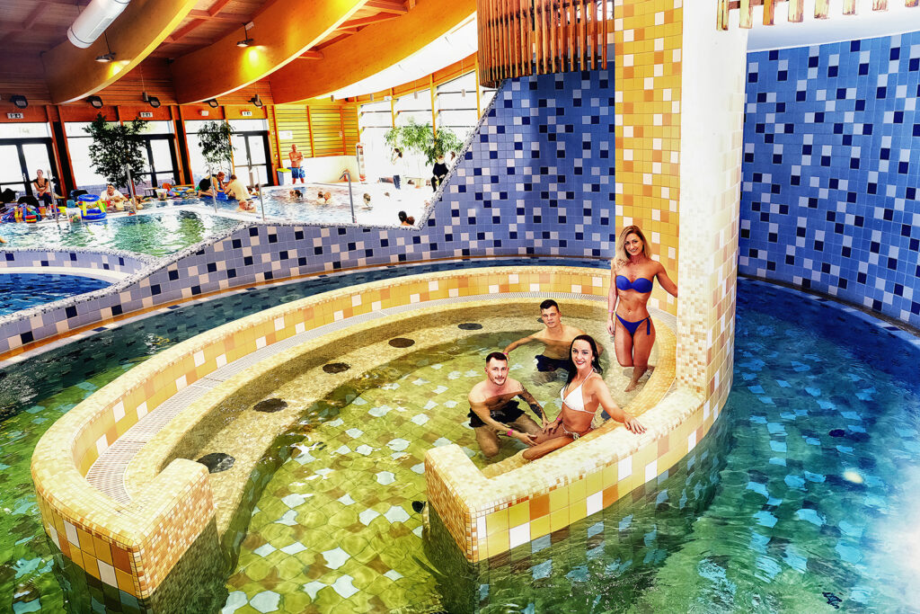 Harka Vízivilág, Harkány, beltéri élményfürdő, jakuzzi a sodrófolyosó mellett