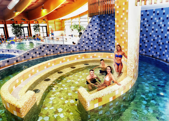 Harka Vízivilág, Harkány, beltéri élményfürdő, jakuzzi a sodrófolyosó mellett